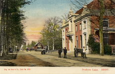 15513 Gezicht in de Donkerelaan met loofbomen te Zeist uit het zuidwesten; met rechts de voorgevel van de Nieuwe ...